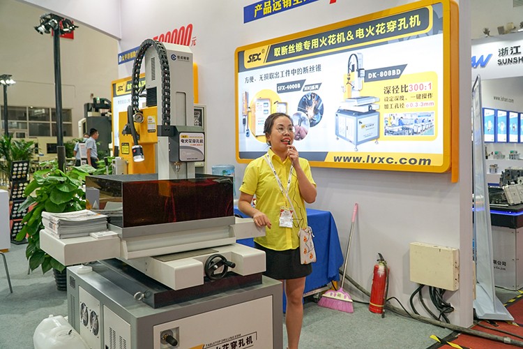 1599815205222404.jpg 【資料】北京展現(xiàn)場直播圖片素材K0911張曉燕 (2).jpg